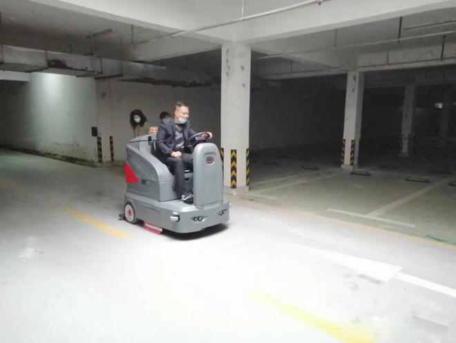 青岛小区物业保洁不用人力改用驾驶式洗地机了